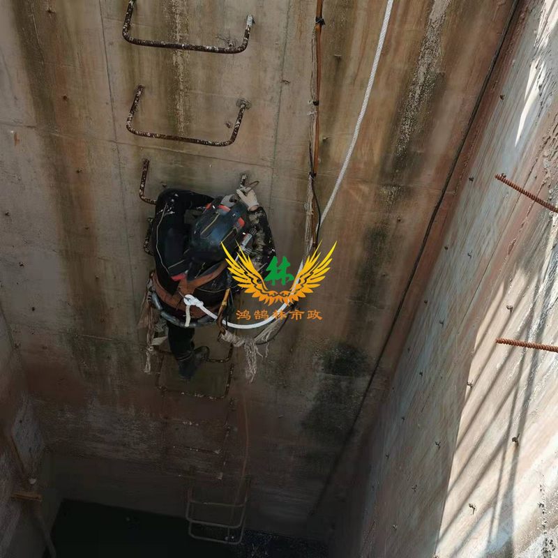 nEO_IMG_4-潜水员下泵站集水池2.jpg