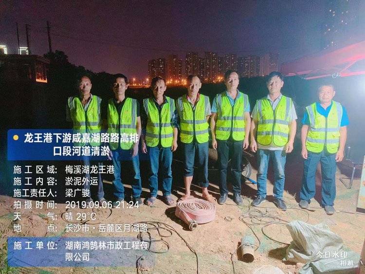 龙王港(三期)下游咸嘉湖路高排口段河道清淤工程现场